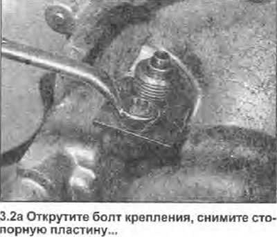 2. Придерживайте сборку привода спидометра, чтобы она не провалилась в трансмиссию. Ослабьте и…