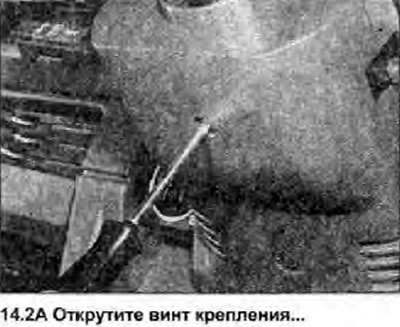 2. Открутите винт крепления, и извлеките нижний кожух рулевой колонки. Открутите два винта…