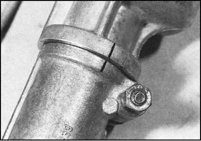 6. Для отсоединения распределителя от удлинительной трубы пометьте взаимное положение компонентов,…