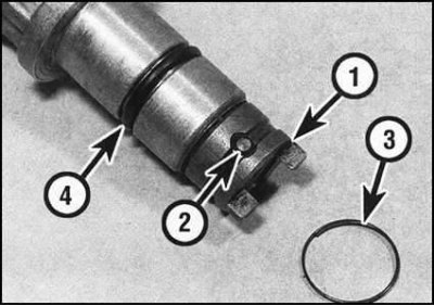 8. Извлеките из канавки в корпусе распределителя уплотнительное кольцо.