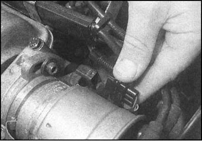 2. Рассоедините электрический разъем датчика Холла на корпусе распределителя.