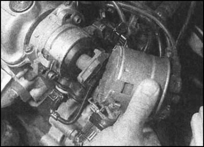 ... снимите крышку и отведите ее в сторону вместе с подсоединенными ВВ проводами.