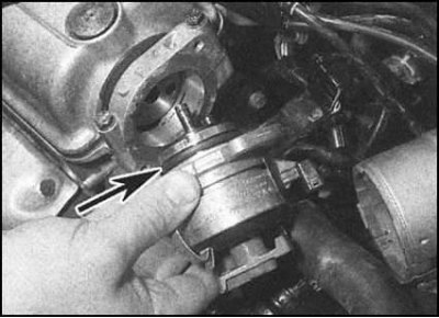 7. Снимите уплотнительное кольцо с нижнего торца корпуса распределителя и внимательно осмотрите…