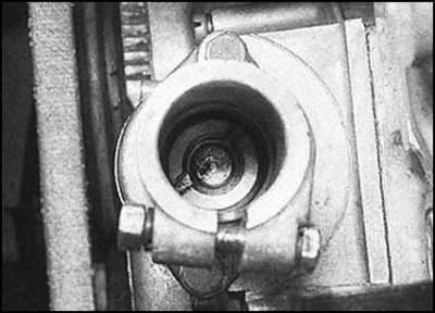 1. Удостоверьтесь, что двигатель по-прежнему находится в положении ВМТ конца такта сжатия первого…