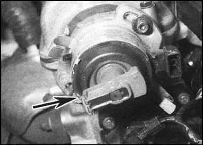 1. Удостоверьтесь, что двигатель по-прежнему находится в положении ВМТ конца такта сжатия первого…