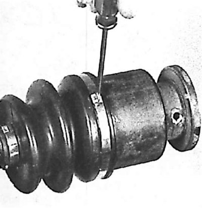 3. Снимите хомуты крепления защитного чехла.