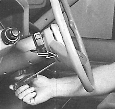 2. На моделях без воздушной подушки безопасности отвинтите винты крепления и снимите кнопку…