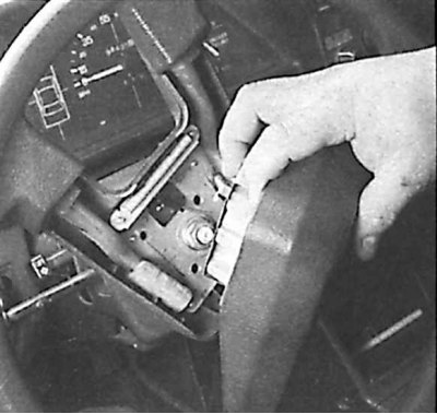 2. На моделях без воздушной подушки безопасности отвинтите винты крепления и снимите кнопку…