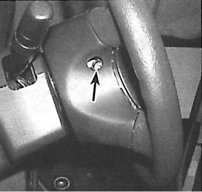 3. На моделях с воздушной подушкой безопасности, вывинтите болты крепящие блок воздушной подушки…