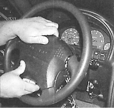 4. Снимите подушку безопасности.