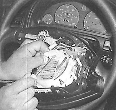 5. Отсоедините электрические разъемы подушки безопасности и звукового сигнала.