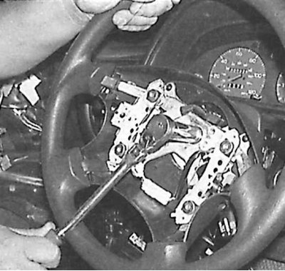 6. Отвинтите гайку крепления рулевого колеса.