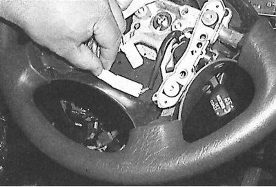 8. Отсоедините электрический разъем системы круиз-контроля.