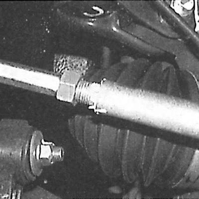 3. При полном отвинчивании контргайки, используя краску, отметьте положение рулевого наконечника на…