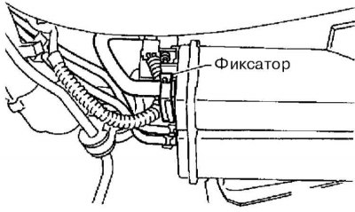 2. Отпустите фиксатор и отсоедините от сборки…