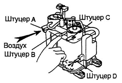3. Отсоедините вакуумные шланги от верхней части…
