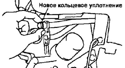 б) Установите новое кольцевое уплотнение на…