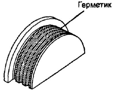 б) Нанесите свежий герметик на сегментную…