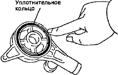 б) Установите новое уплотнительное кольцо под…