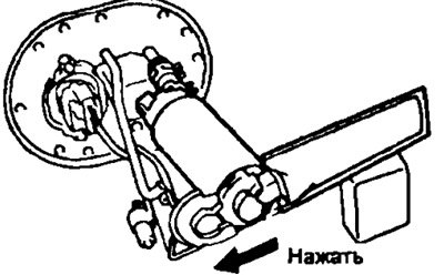 г) Установите топливный насос нажатие на нижнюю…