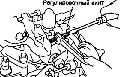 б) Отрегулируйте зазор поворотом регулировочного…