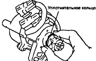 а) Нанесите слой моторного масла на новую…