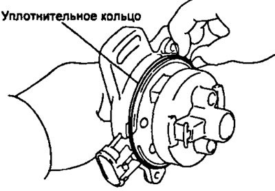 2. Установите крышку распределителя на корпус…