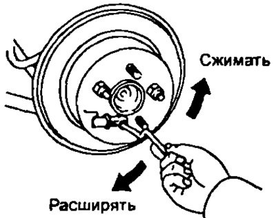 г) Отверните регулятор на восемь зубцов.