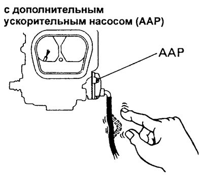в) Освободите шланг и убедитесь, что топливо…