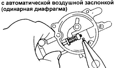 б) Вставьте шток диафрагмы в отверстие корпуса…