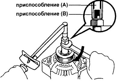 в) Убедитесь, что спецприспособление (А) надежно…