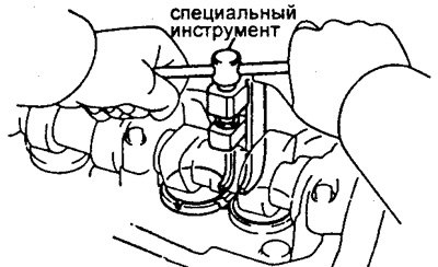 е) Установите новую регулировочную шайбу на…