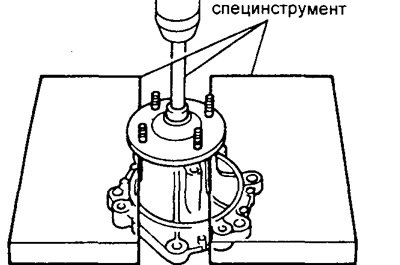 а) Используя специнструмент и пресс, выпрессуйте…