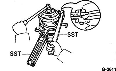 Гайку крепления пружины отдавать с помощью…