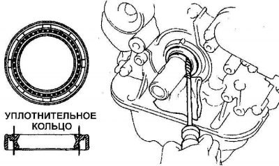 3. Используя лезвие тонкой отвертки, обмотанное…