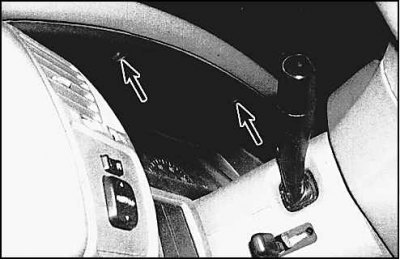 3. На моделях Camry отверните два винта в верхней…