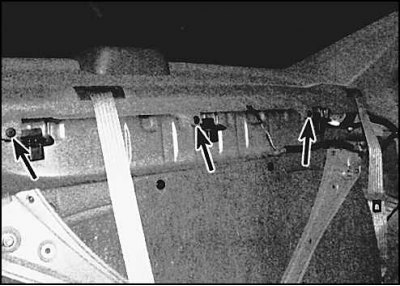 3. Удалите защелки крепления лотка.
