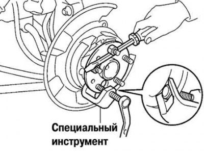 Рис. 3.161. Снятие болта ступицы