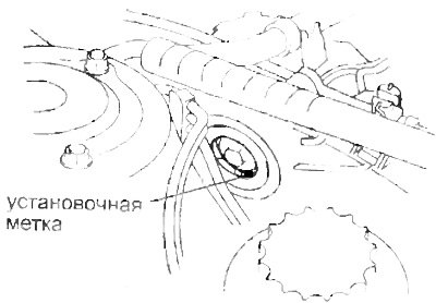 б) Поворачивайте коленчатый вал по часовой…
