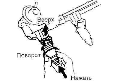 г) Установите разъем форсунок вверх.