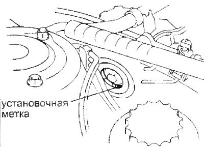 б) Поворачивайте коленчатый вал по часовой…