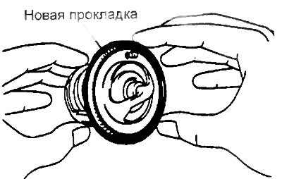 а) Установите новую прокладку на термостат.