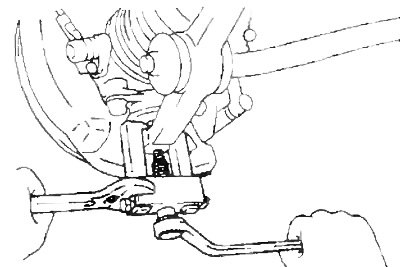 3. Используя съемник, отсоедините нижнюю шаровую опору от нижнего рычага.