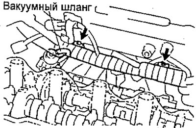 б) Отсоедините вакуумный шланг от регулятора…