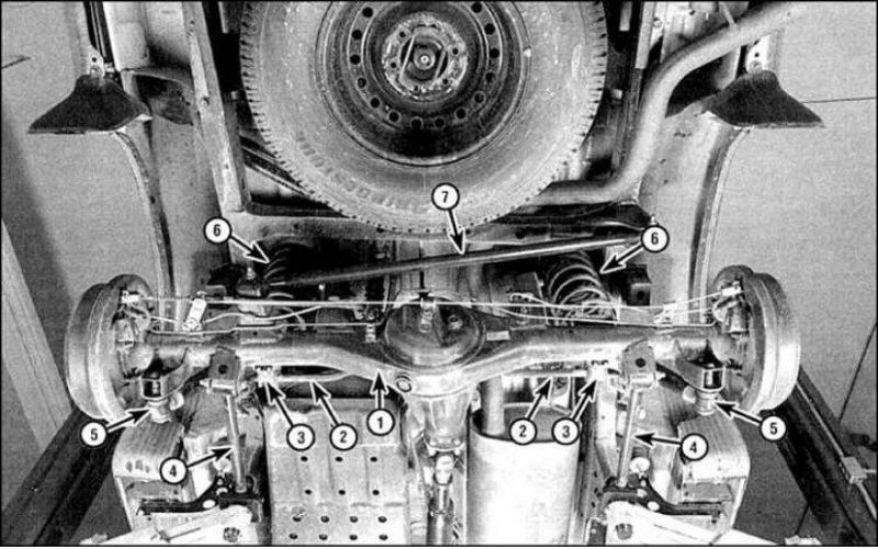 1. Задний мост; 2. Стабилизатор; 3. Хомуты; 4.…