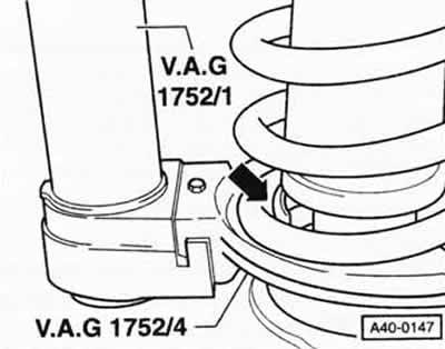 Следить за правильностью положения витой пружины…