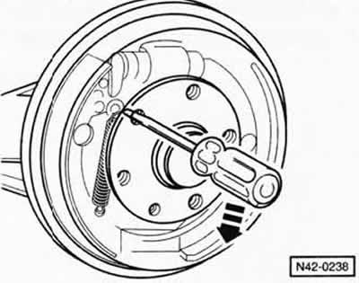 Отодвинуть тормозные колодки от тормозного…
