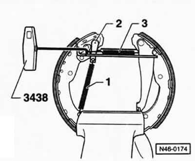 Зажать тормозные колодки в тиски.
