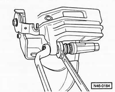 Вывернуть верхний и нижний болты -15- крепления…