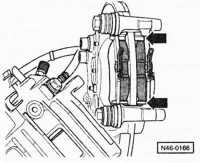 Вставить в направляющую тормозных колодок…